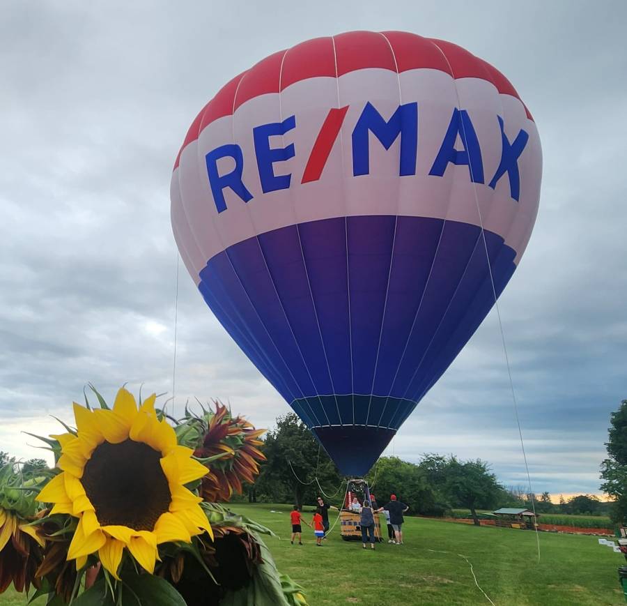 remax_plus_sunflower RE/MAX hot air balloon