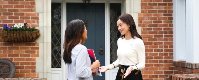 REMAX agent helping person buy or sell a home